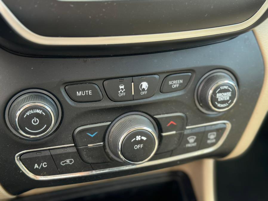 Used 2019 Jeep Cherokee Latitude w/ Cold Weather Group image 17