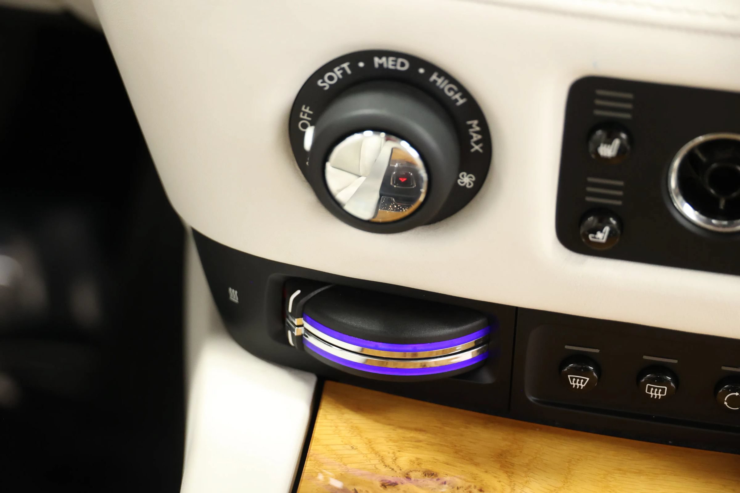 Used 2017 Rolls-Royce Wraith RWD image 54