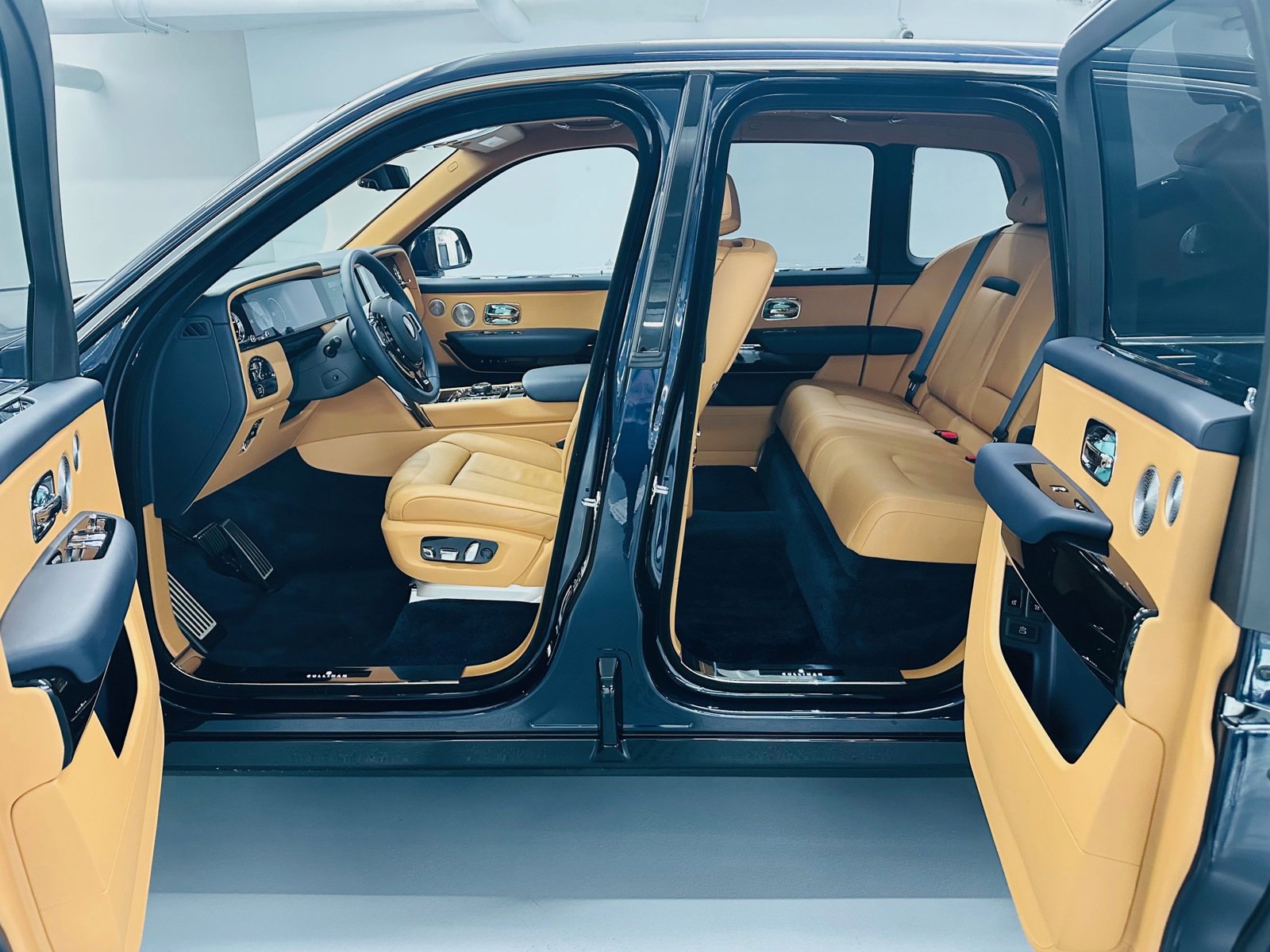 Certified 2025 Rolls-Royce Cullinan AWD/4WD image 9
