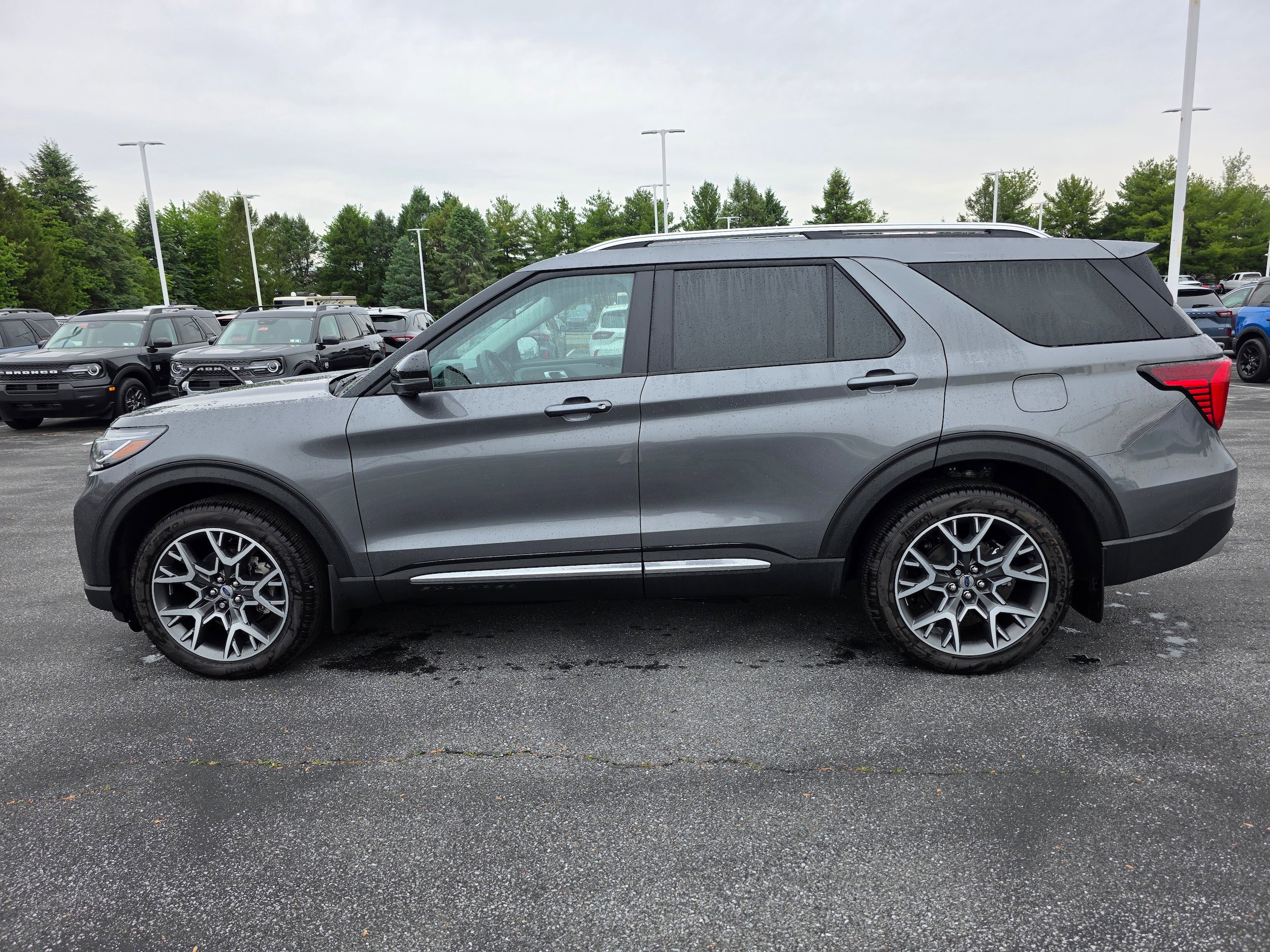 Used 2025 Ford Explorer Platinum w/ Ultimate Package AWD/4WD image 2