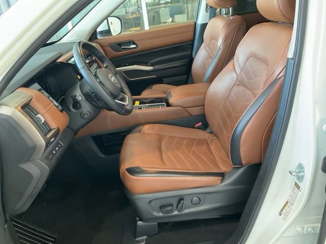 Used 2023 Nissan Pathfinder Platinum w/ Black Appearance Package FWD image 4