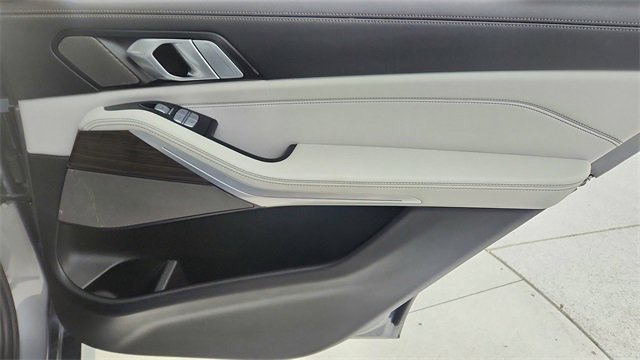 Used 2023 BMW X7 xDrive40i w/ M Sport Package image 28