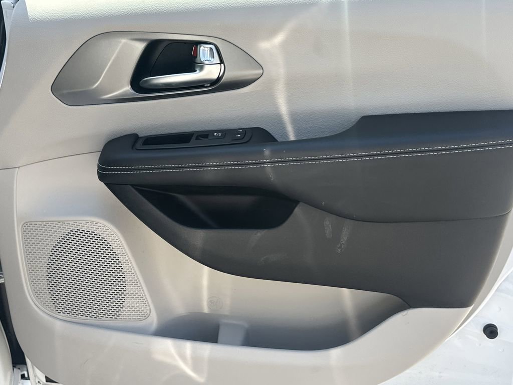 Used 2023 Chrysler Pacifica Touring-L FWD image 15