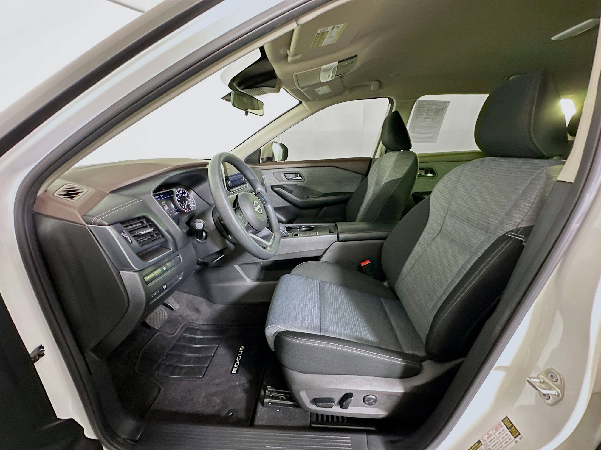 Used 2023 Nissan Rogue SV image 13