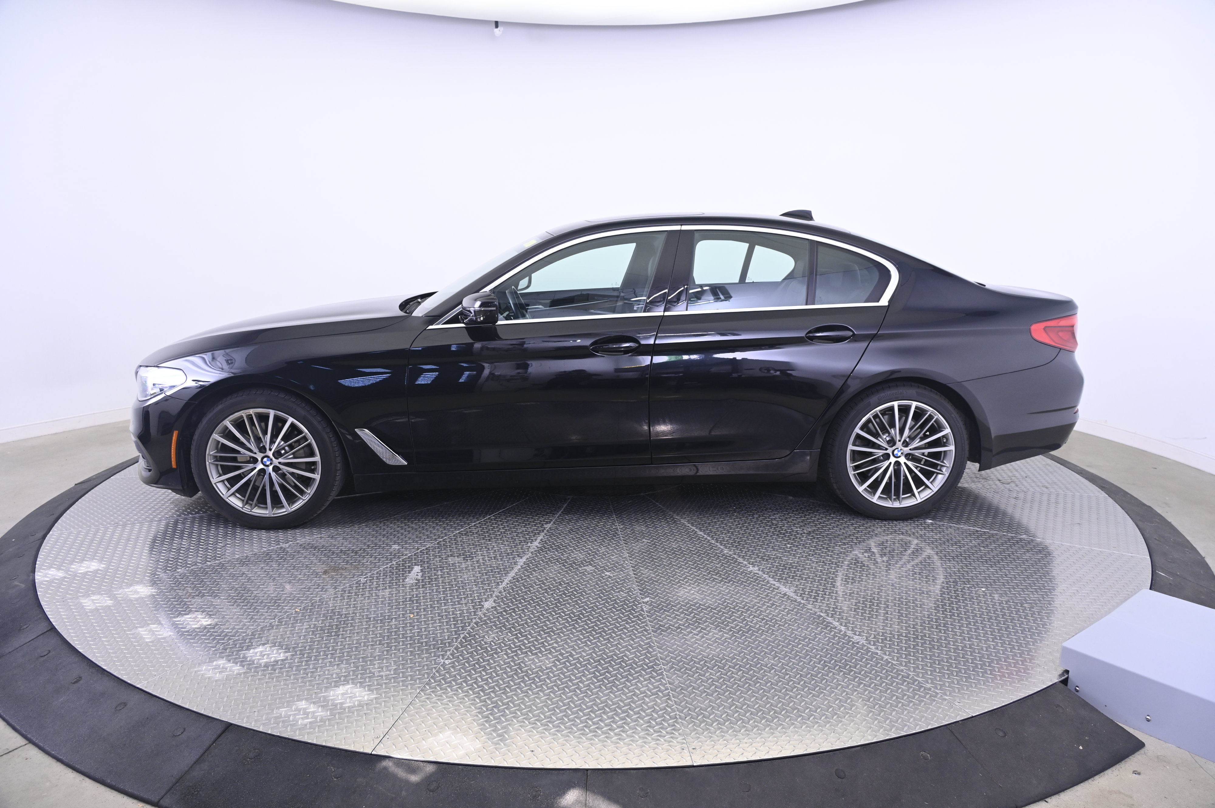 Used 2019 BMW 540i xDrive AWD/4WD image 2