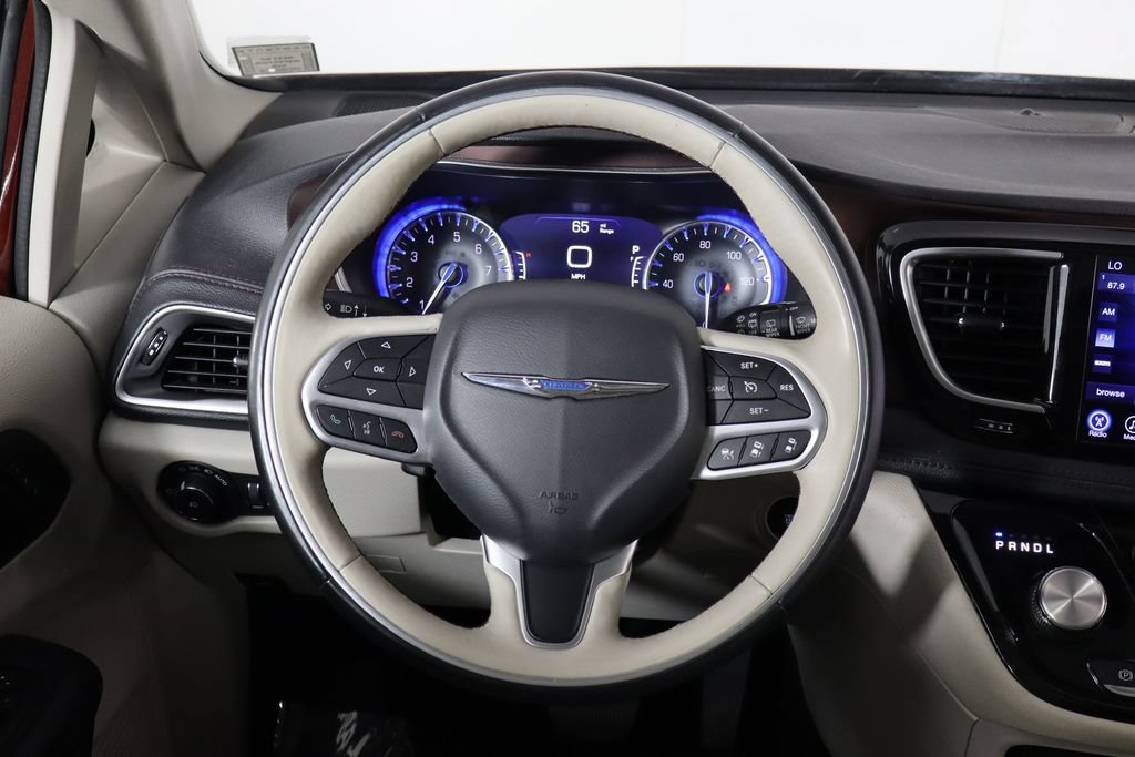 Used 2017 Chrysler Pacifica Limited w/ UConnect Theater Package FWD image 7