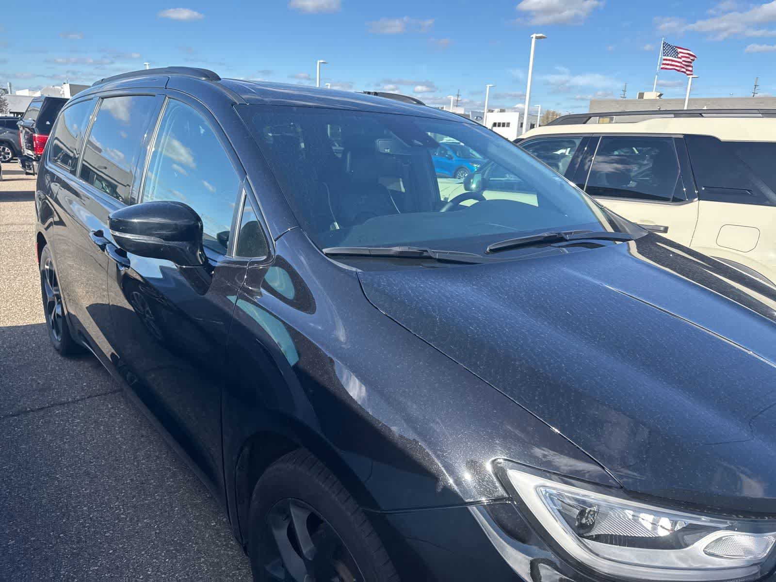 Used 2025 Chrysler Pacifica Limited FWD image 6