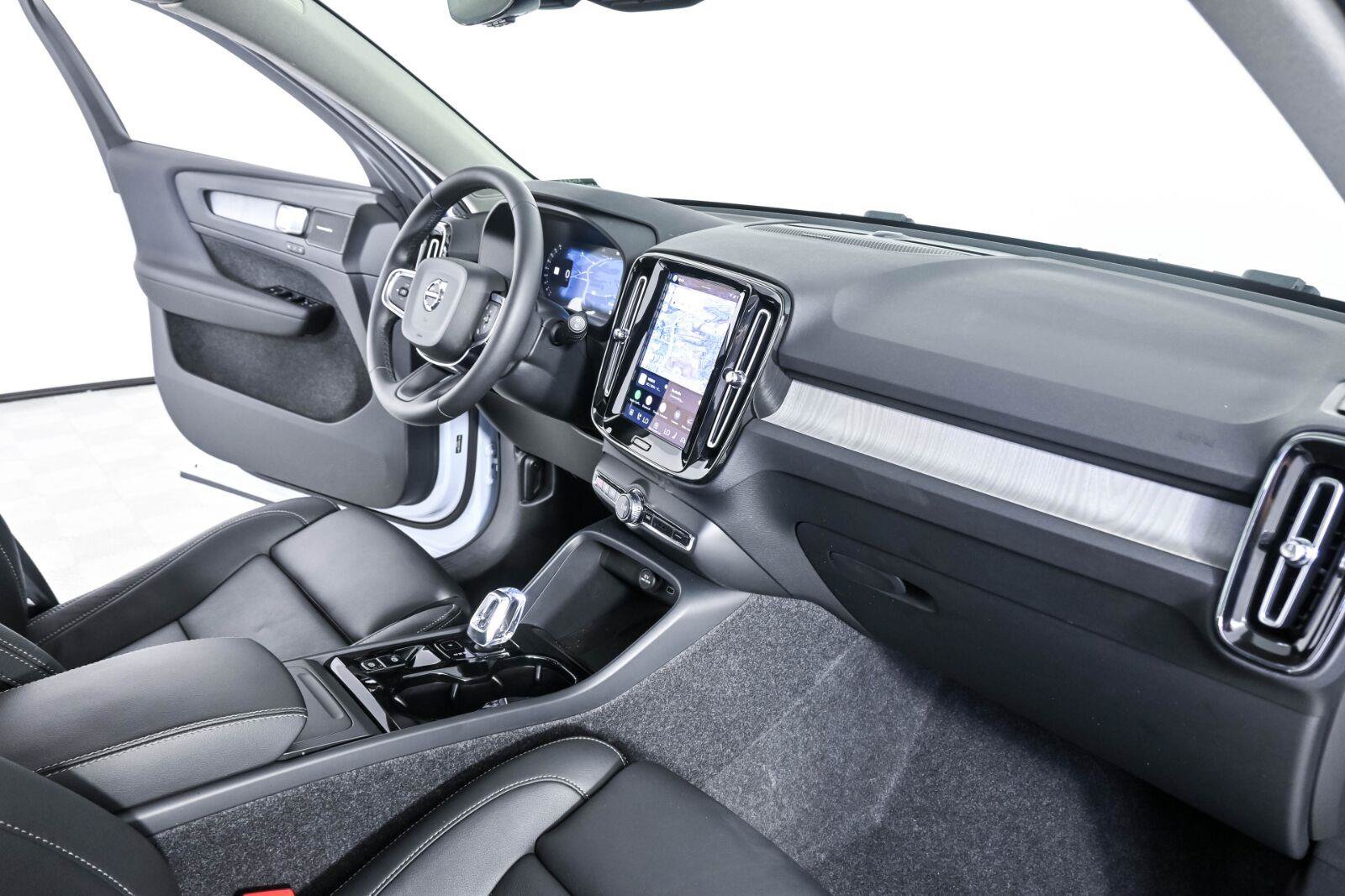 Certified 2026 Volvo XC40 B5 Plus AWD/4WD image 24