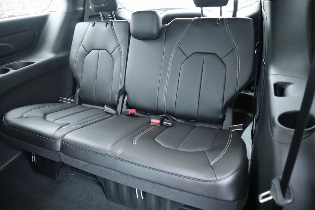 New 2026 Chrysler Pacifica Select AWD/4WD image 13