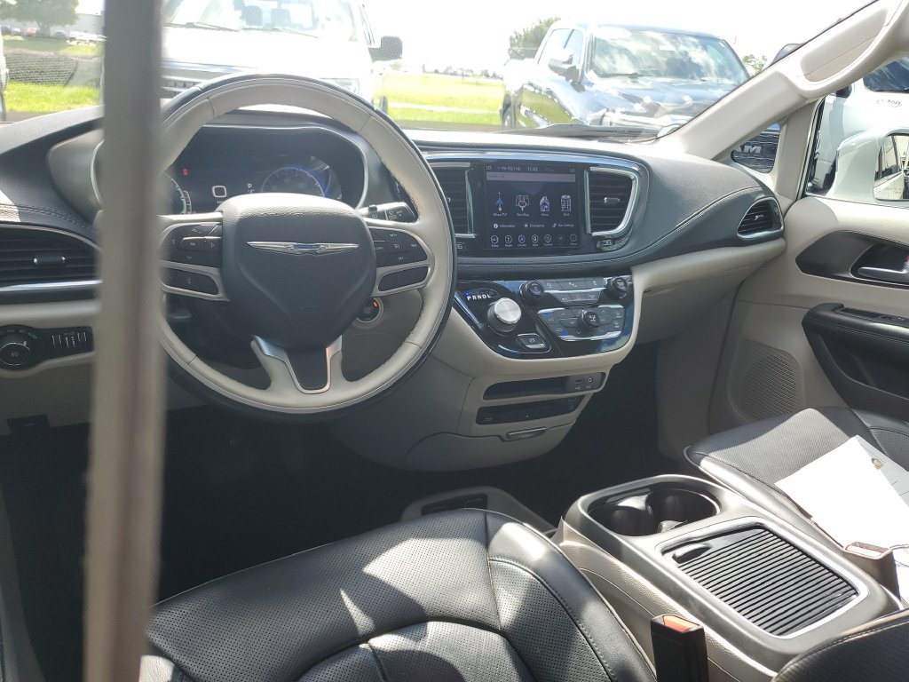 Used 2019 Chrysler Pacifica Limited w/ Tire & Wheel Group FWD image 10