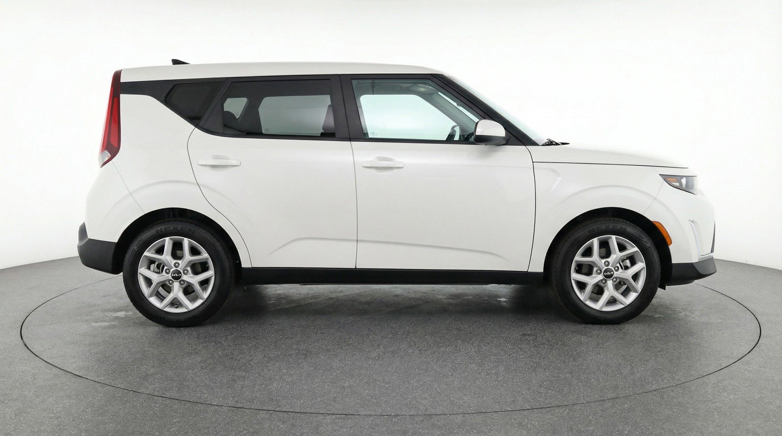 Used 2025 Kia Soul LX w/ LX Technology Package FWD image 11