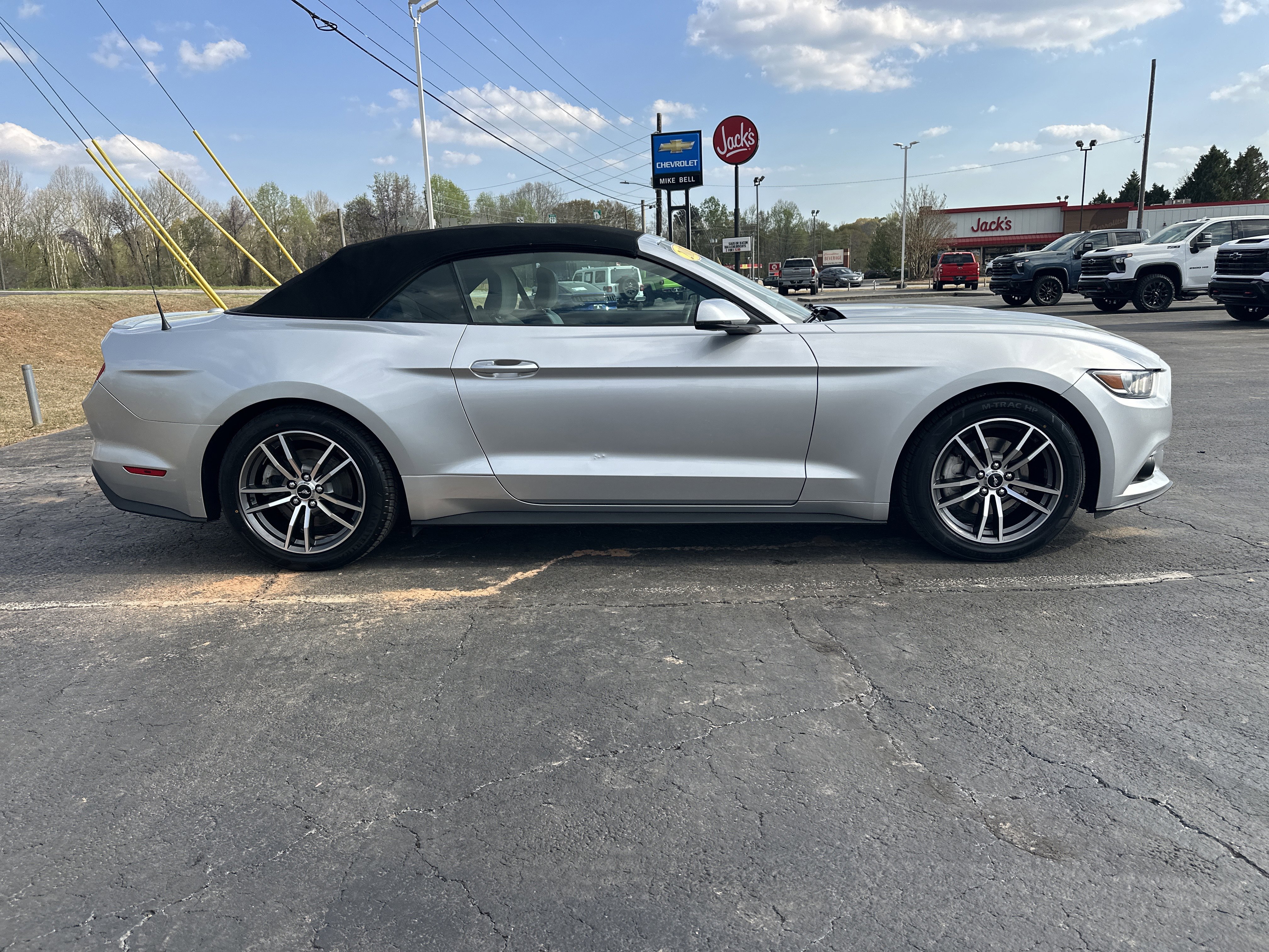 Used 2017 Ford Mustang Premium image 9