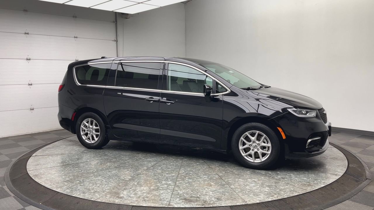 Used 2024 Chrysler Pacifica Touring-L FWD image 40