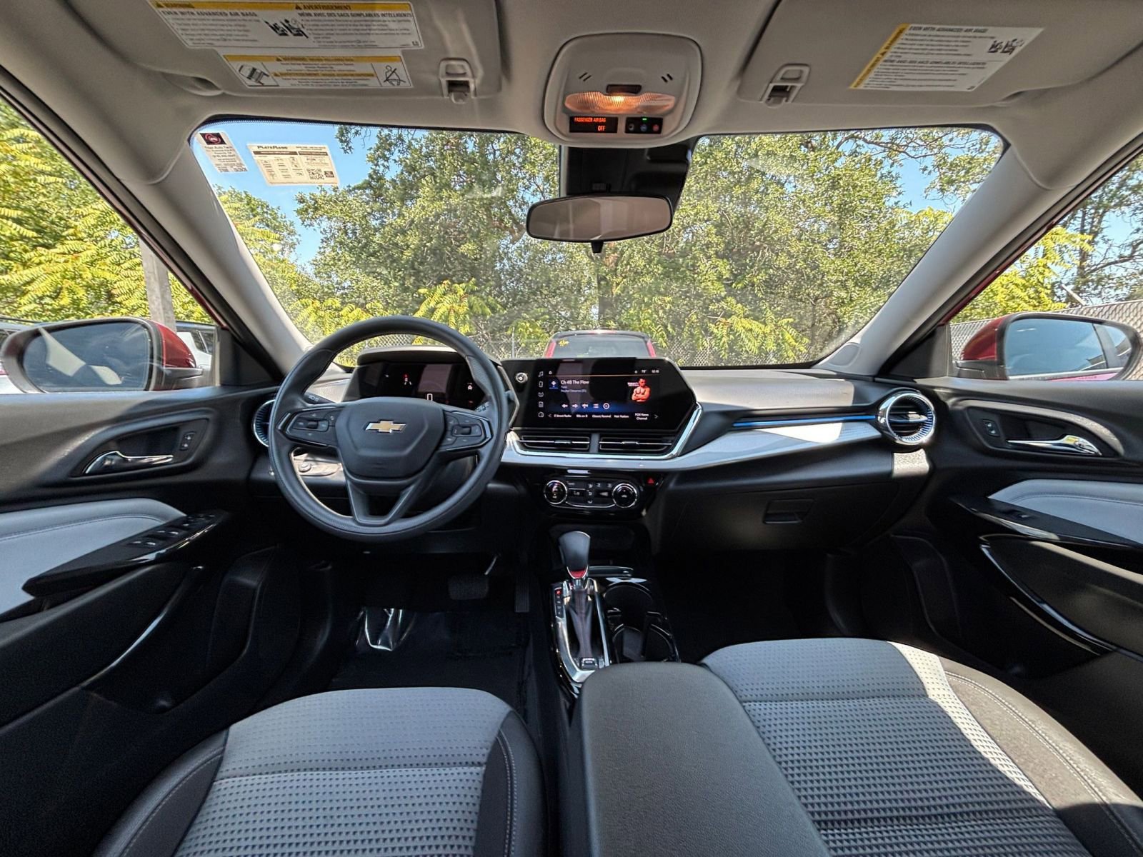 Used 2025 Chevrolet Trax LT FWD image 32