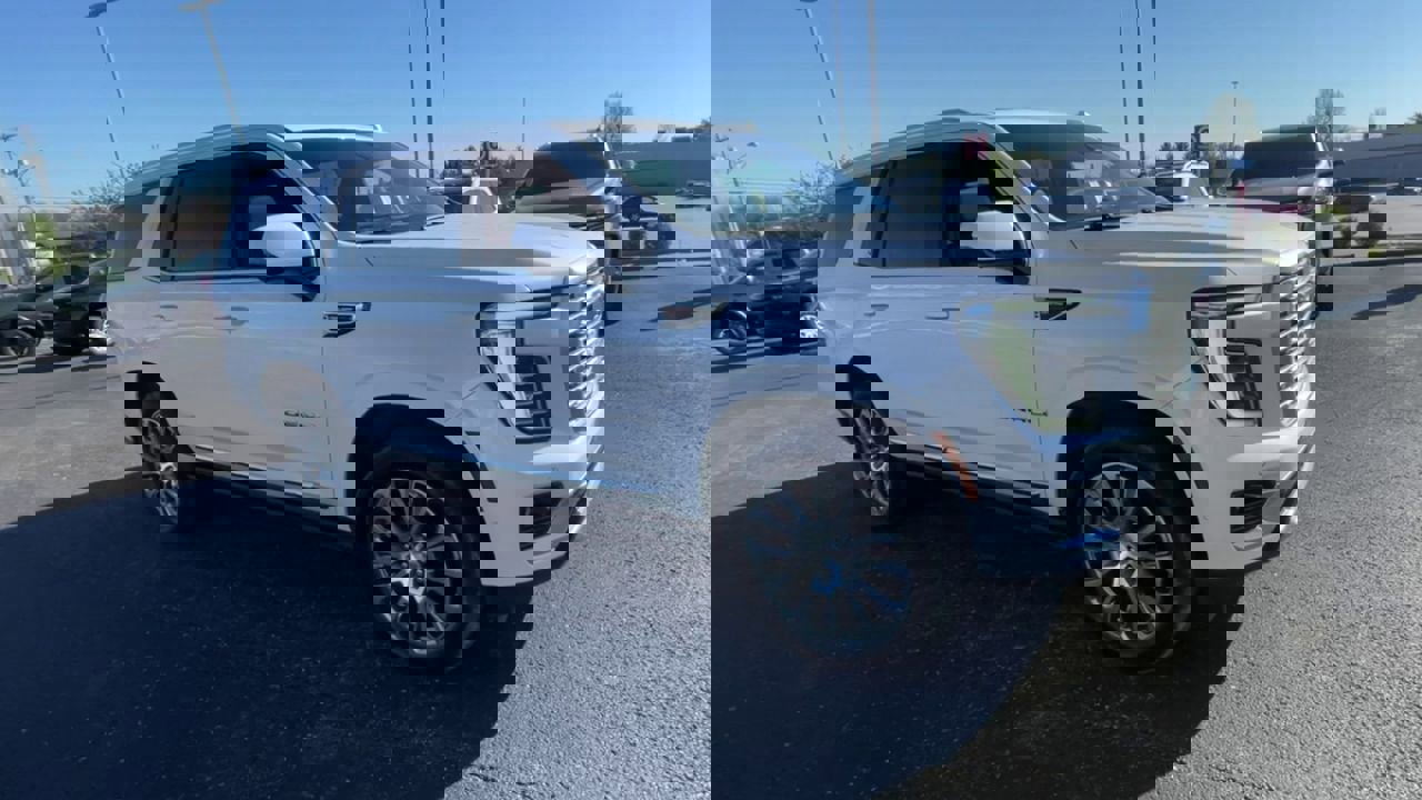 Used 2025 GMC Yukon Denali w/ Sun & Power Step Package image 7