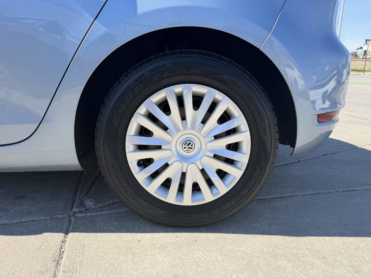 Used 2010 Volkswagen Golf 4-Door image 9