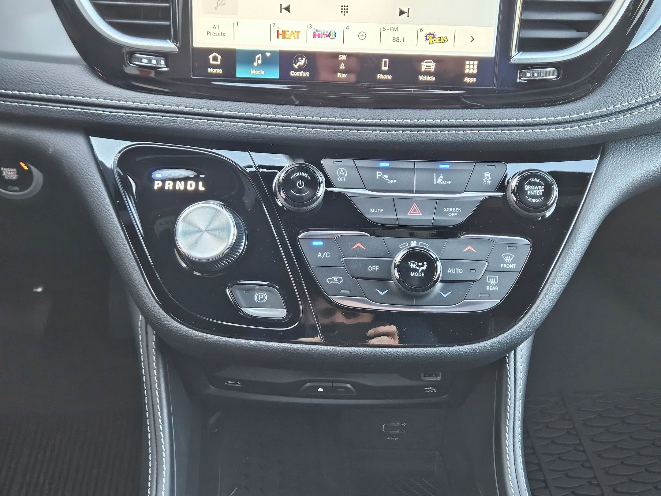 New 2026 Chrysler Pacifica Limited image 11