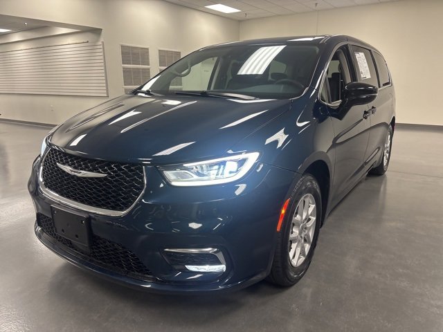 Used 2024 Chrysler Pacifica Touring-L image 3