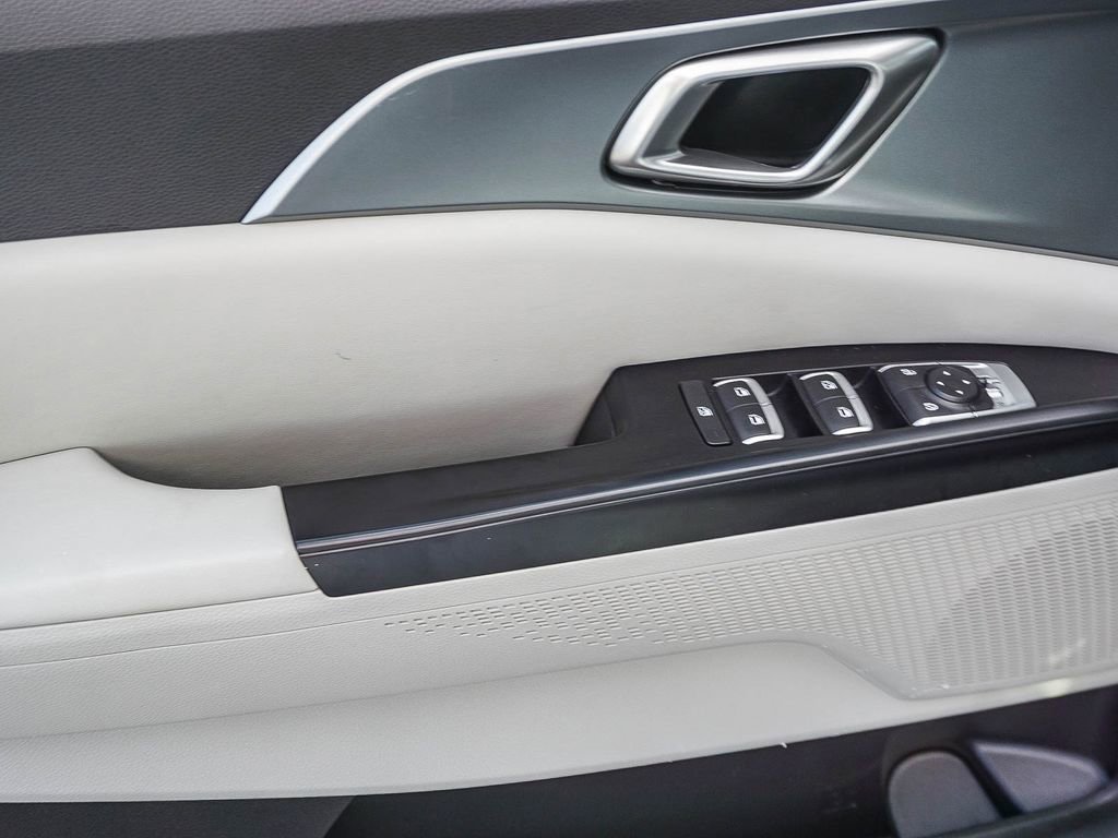 Used 2024 Kia Carnival LX FWD image 19