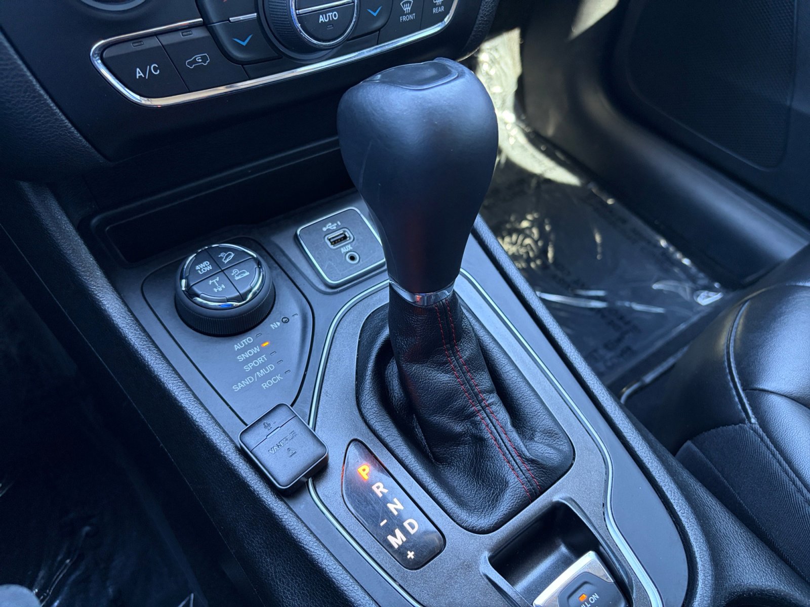 Used 2015 Jeep Cherokee Sport w/ Sport Appearance Group image 20