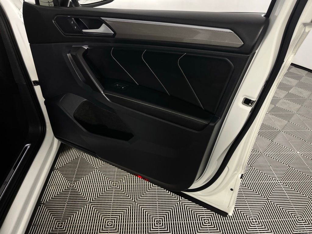 Used 2023 Volkswagen Tiguan SE R-Line image 35