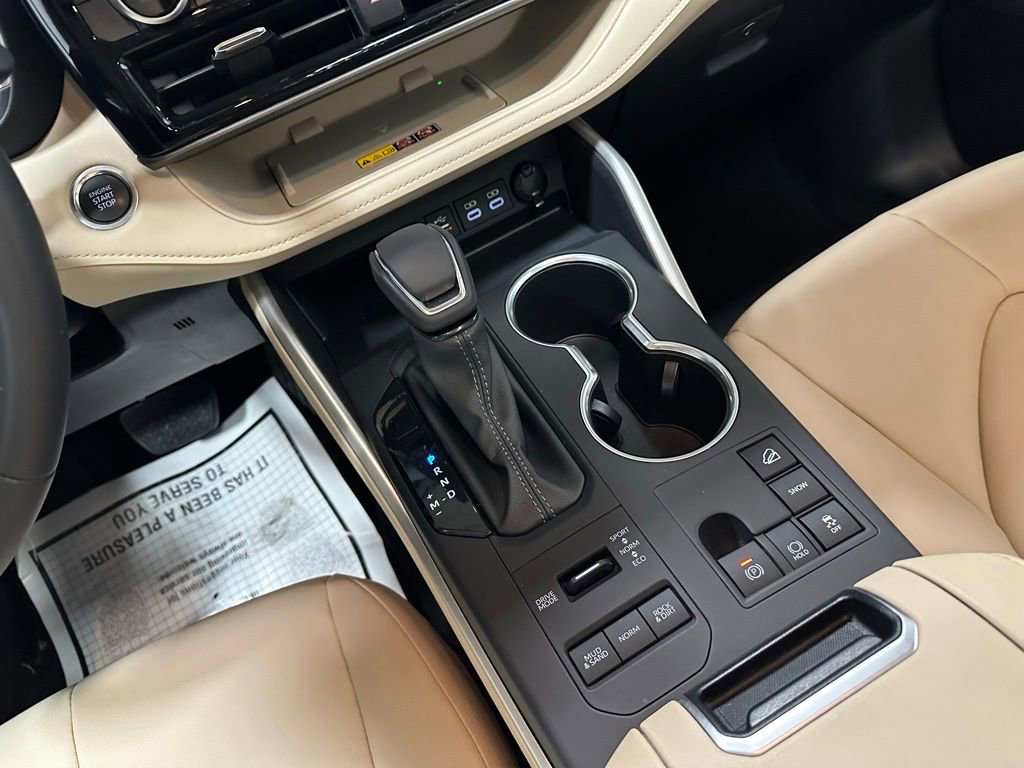 Used 2025 Toyota Highlander XLE image 42