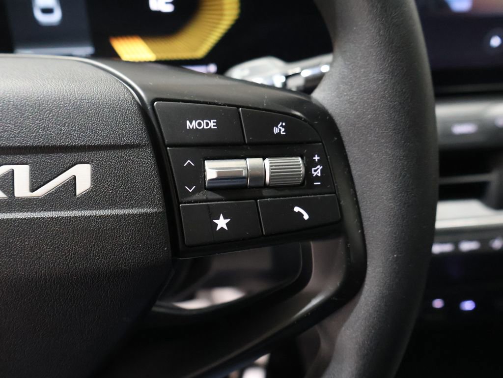 Used 2025 Kia K4 LXS image 33