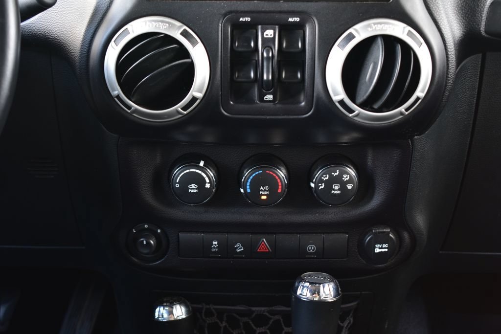 Used 2017 Jeep Wrangler Unlimited Rubicon w/ Connectivity Group AWD/4WD image 27