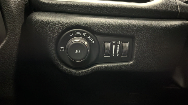 Used 2026 Chrysler Pacifica Select FWD image 32