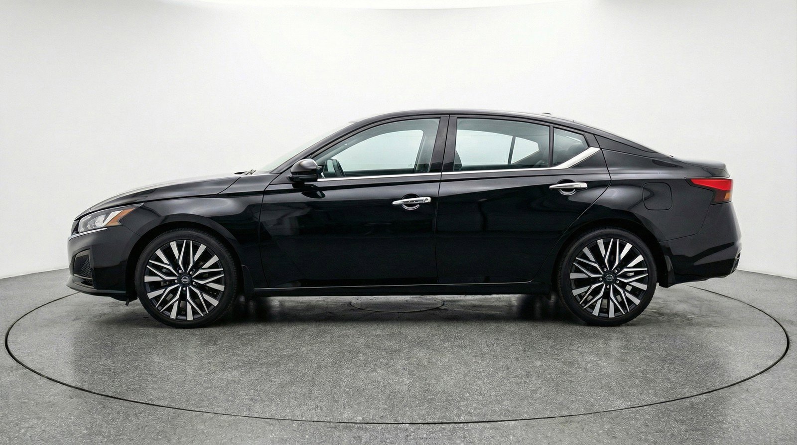 Used 2025 Nissan Altima 2.5 SV image 5