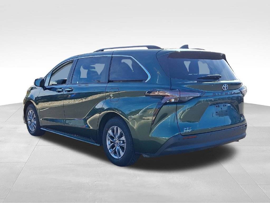Certified 2025 Toyota Sienna XLE FWD image 6