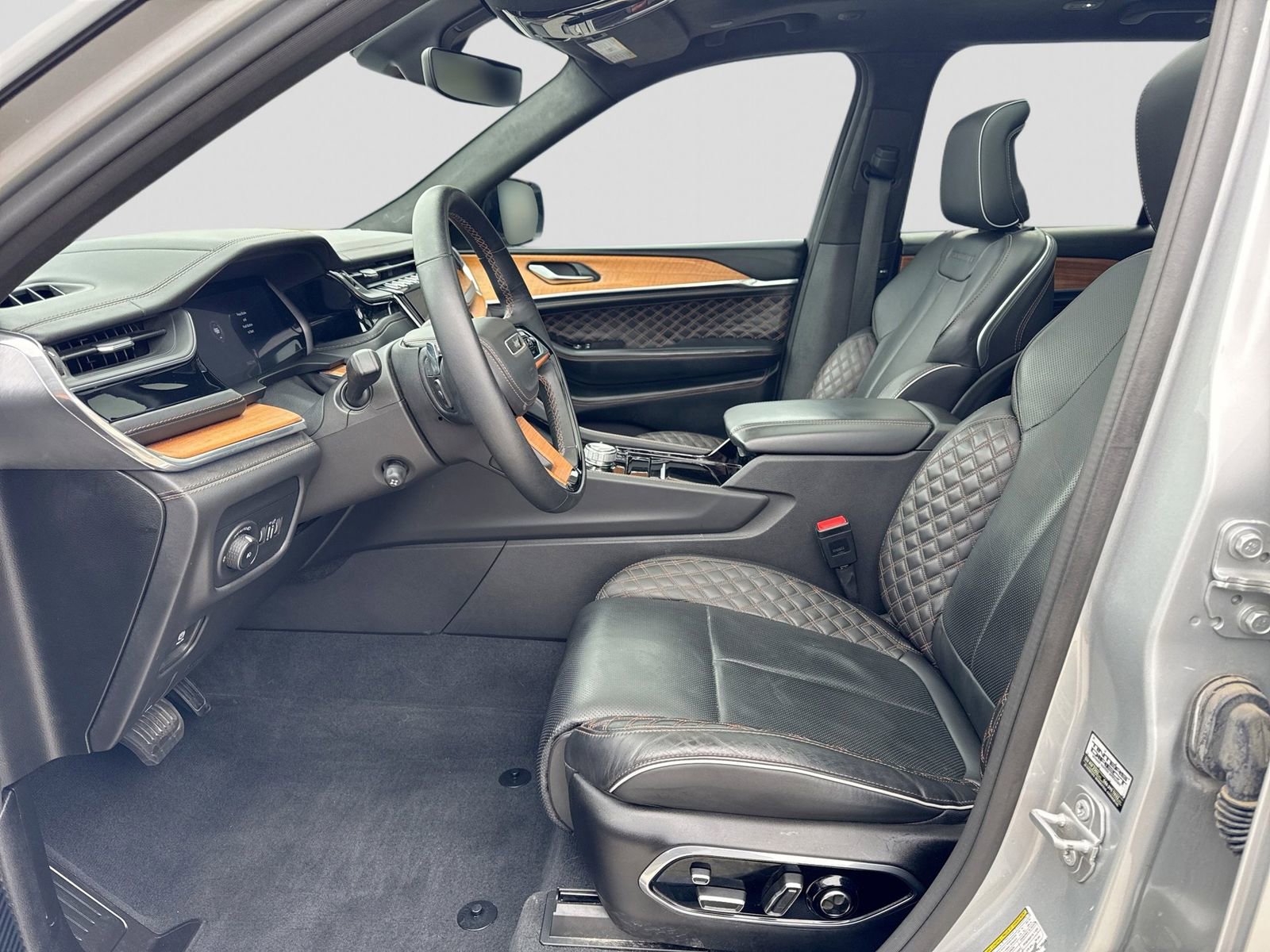 Used 2023 Jeep Grand Cherokee Summit image 3