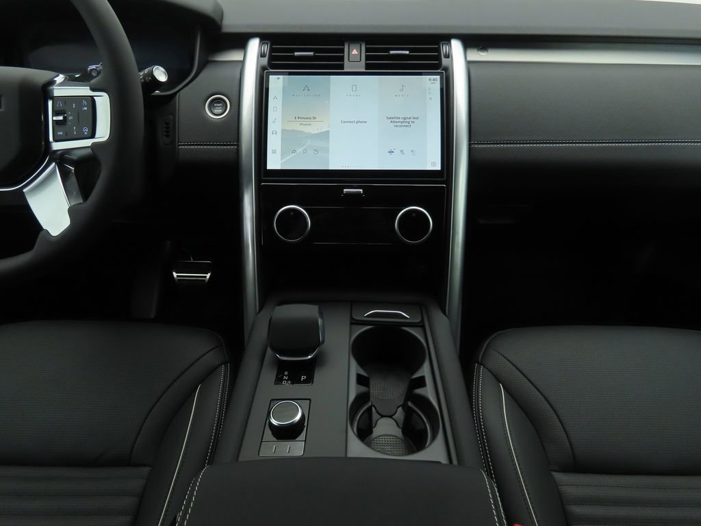 Used 2024 Land Rover Discovery Dynamic SE image 13