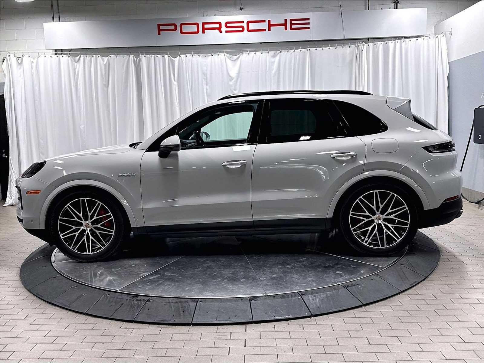 Used 2026 Porsche Cayenne S AWD/4WD image 2