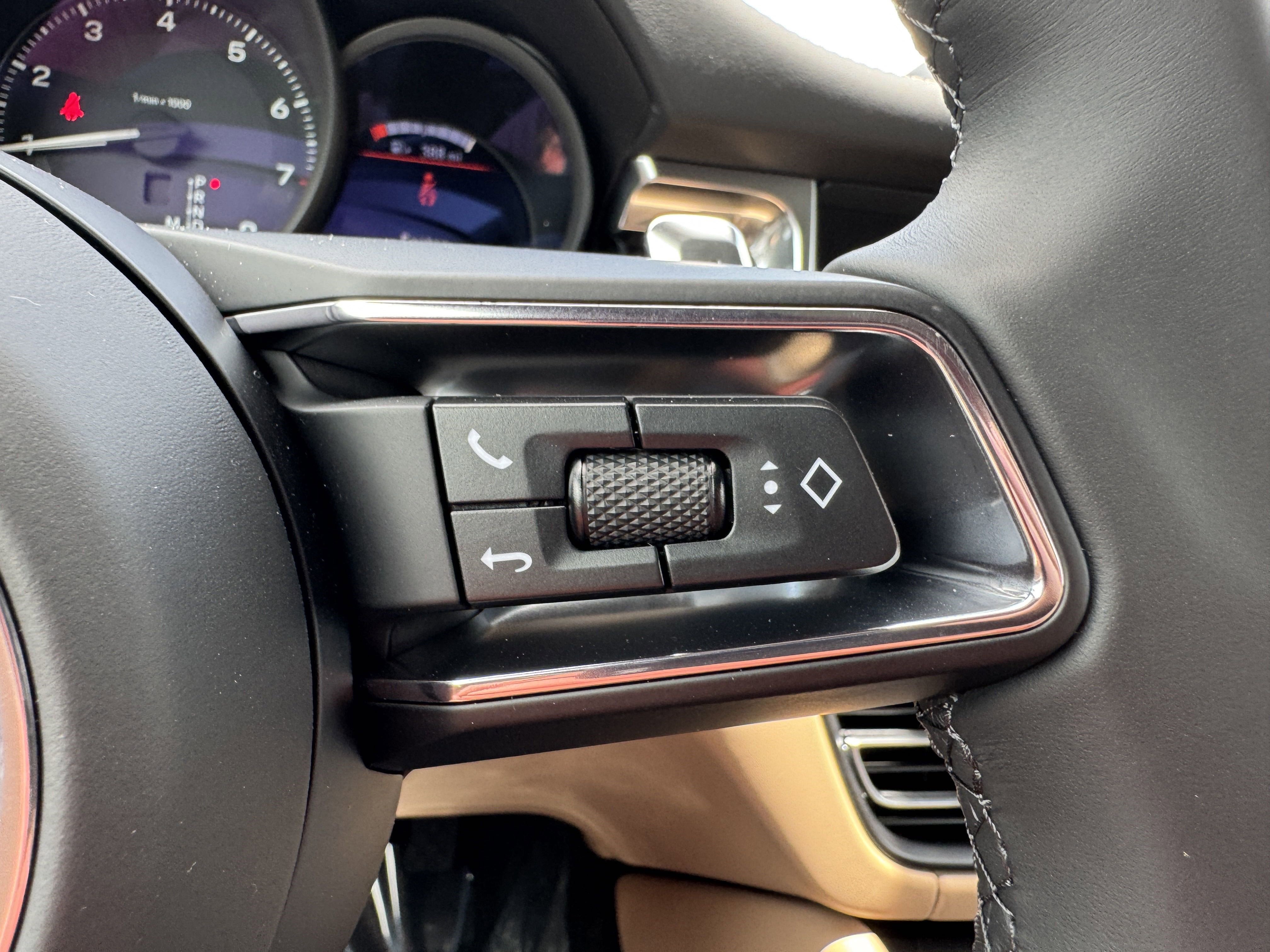 Certified 2025 Porsche Macan image 37