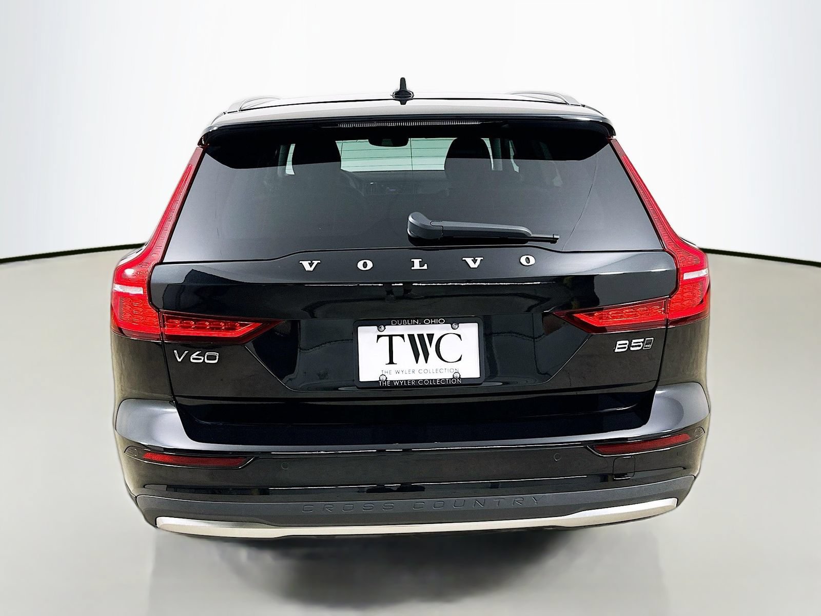 New 2026 Volvo V60 B5 Cross Country Ultra w/ Climate Package AWD/4WD image 6