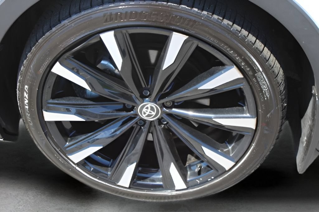 Used 2024 Toyota Crown Platinum AWD/4WD image 3