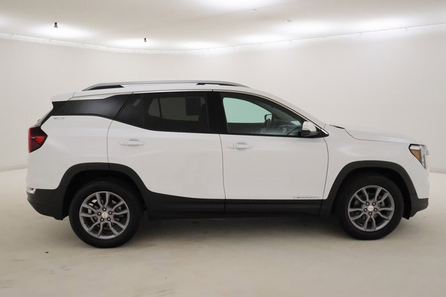 Used 2023 GMC Terrain SLT image 2