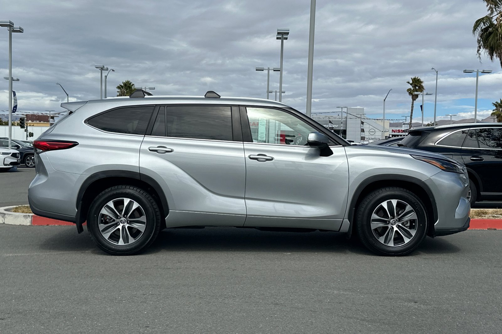 Used 2023 Toyota Highlander XLE FWD image 3
