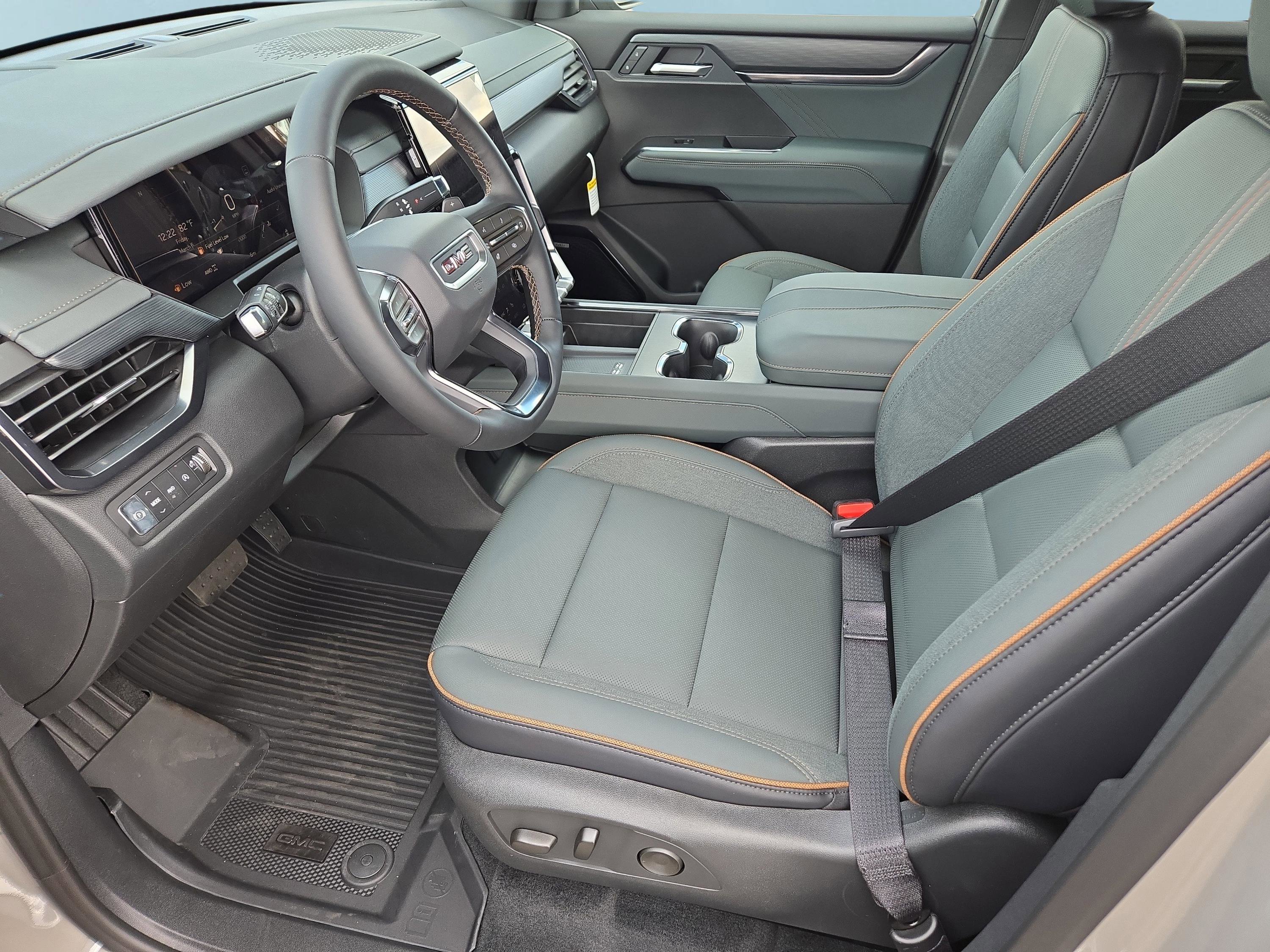 New 2026 GMC Acadia AT4 w/ LPO, Floor Liner Package AWD/4WD image 16