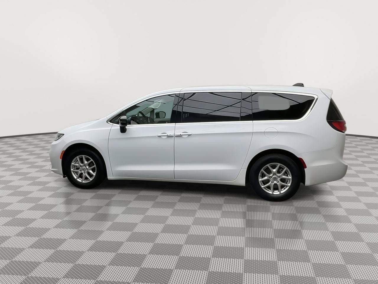 Used 2024 Chrysler Pacifica Touring-L FWD image 35