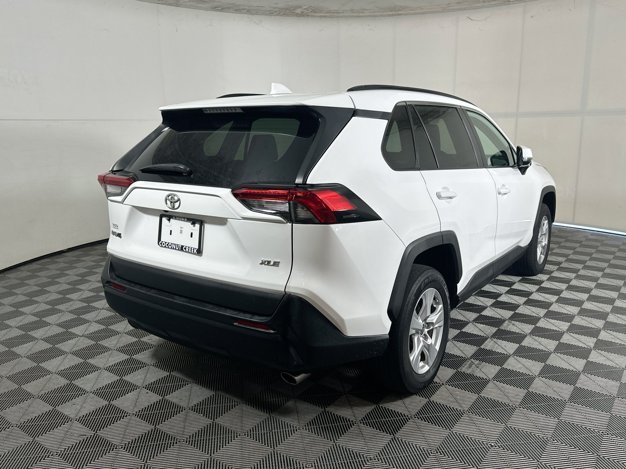 Used 2021 Toyota RAV4 XLE w/ Convenience Package FWD image 3