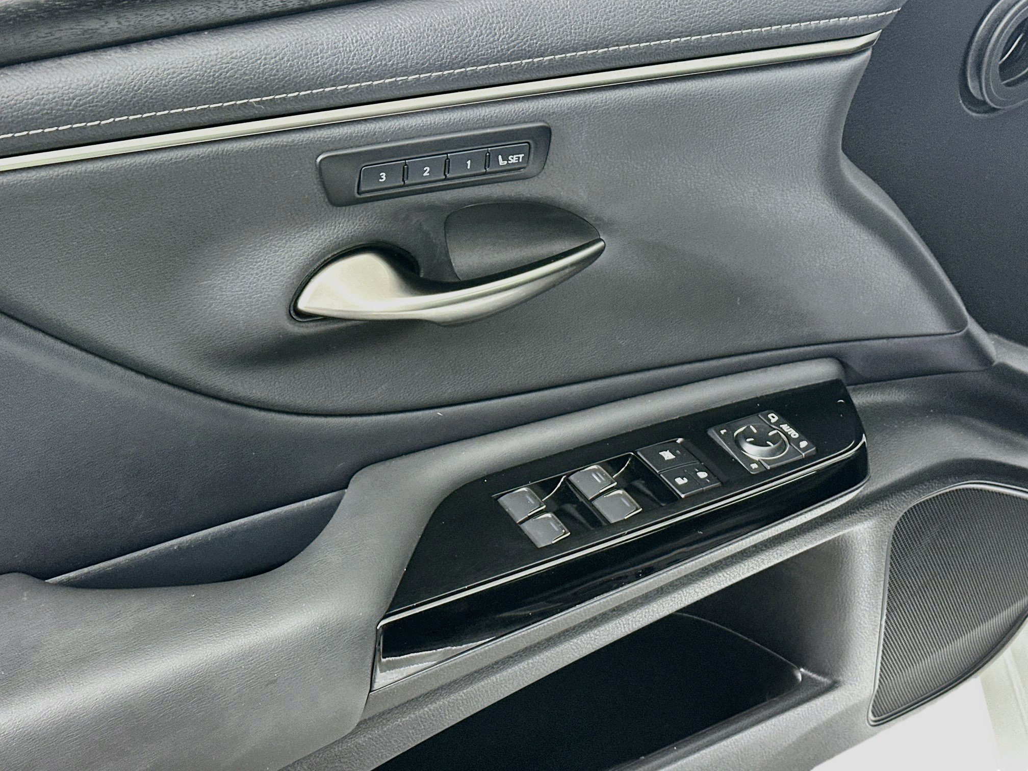 Used 2022 Lexus ES 300h w/ Premium Package FWD image 15