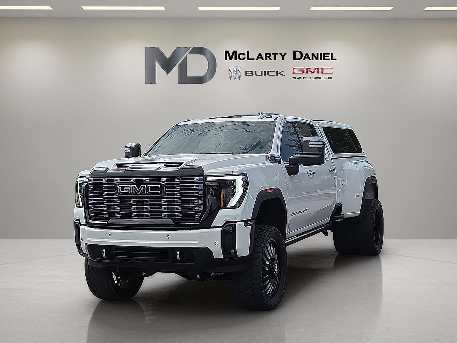 Used 2025 GMC Sierra 3500 Denali Ultimate AWD/4WD image 3
