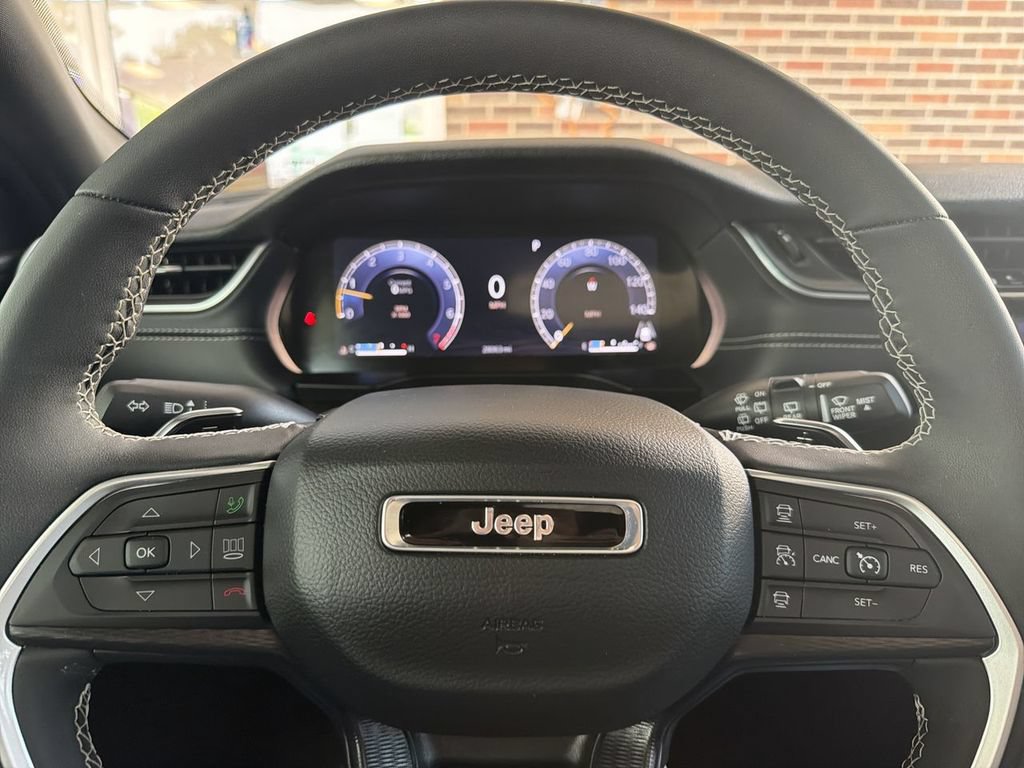 Used 2025 Jeep Grand Cherokee Altitude AWD/4WD image 11