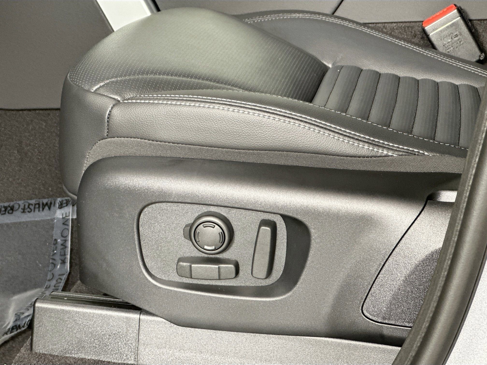 Used 2026 Land Rover Discovery Limited Edition image 18