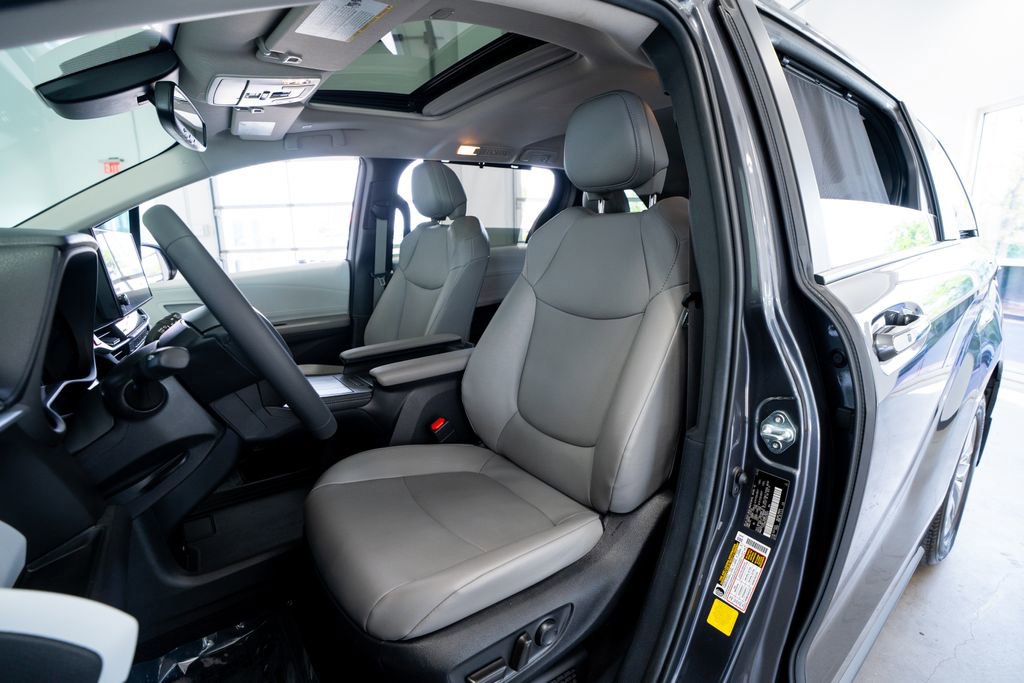 Used 2025 Toyota Sienna XLE image 28