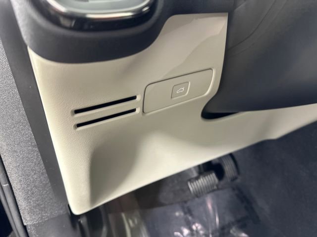 Used 2025 Volvo XC40 B5 Plus w/ Climate Package image 22