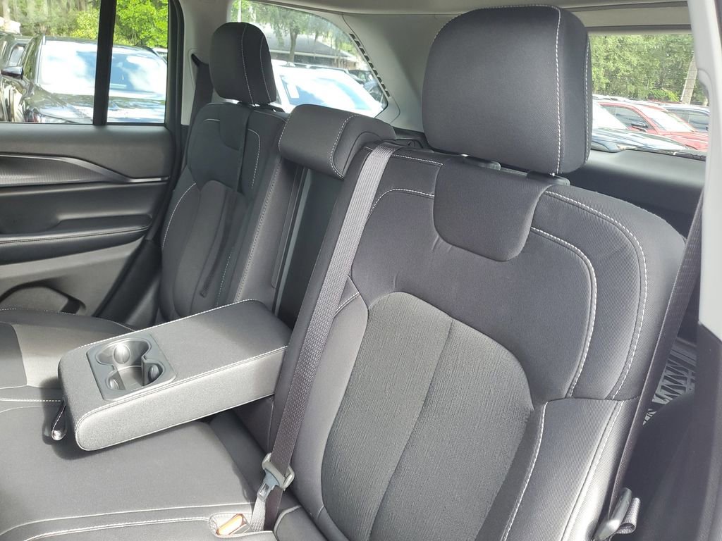 Used 2023 Jeep Grand Cherokee Laredo image 11