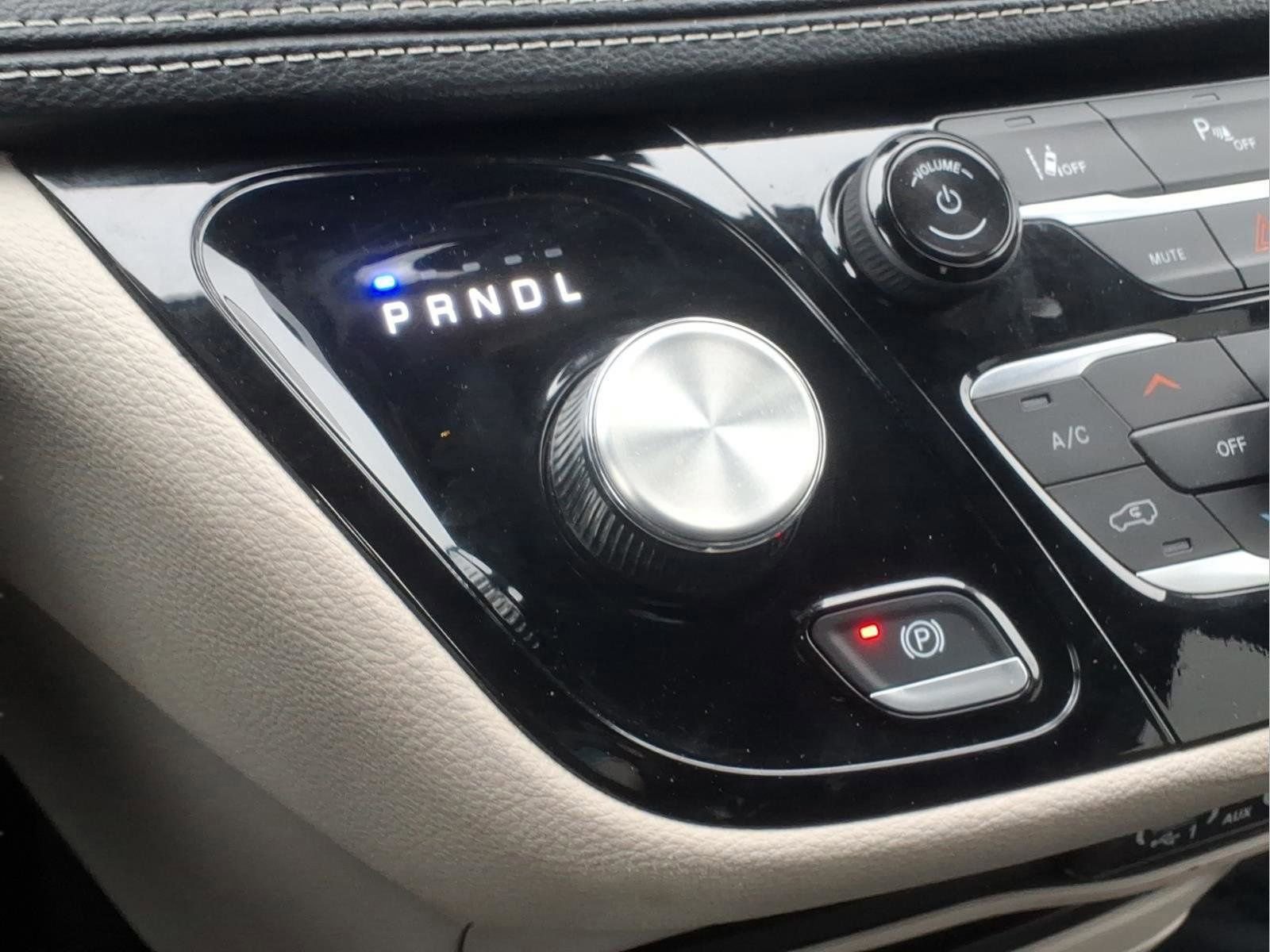 Used 2024 Chrysler Pacifica Select image 11